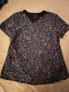 Cherokee Infinity Black V-Neck Short-Sleeve Top with Multicolor Confetti